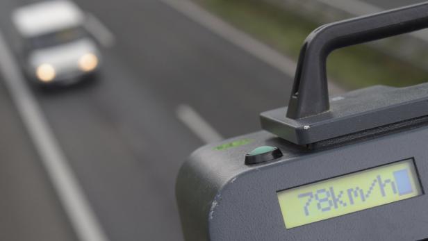 Ein Radargerät zeigt eine Geschwindigkeit von 78 km/h an, während ein Auto vorbeifährt.