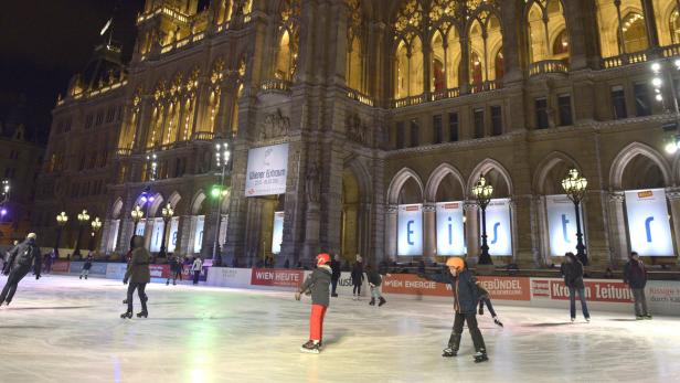 Eisläufer auf dem Wiener Rathausplatz