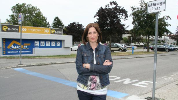 Grün-Gemeinderätin Yasmin Dragschitz vor dem Parkplatz zum Allsportzentrum