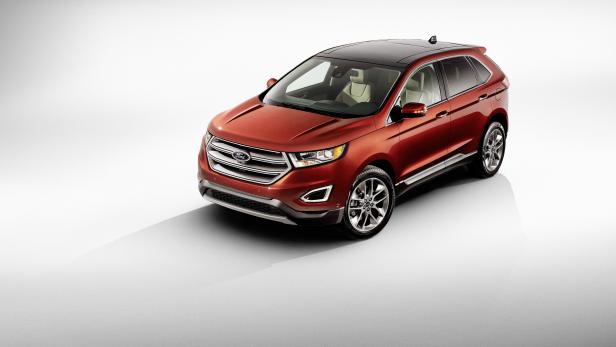 Ein roter Ford Edge SUV auf einem weißen Hintergrund.