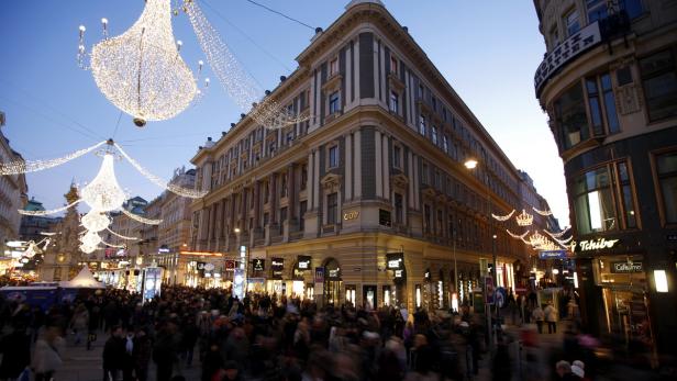 Die belebte Kärntner Straße in Wien ist weihnachtlich geschmückt.