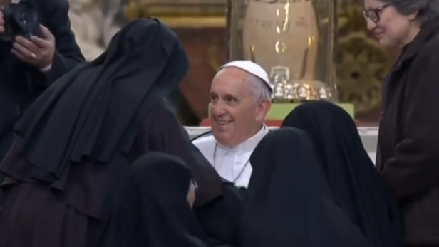 Papst Franziskus umgeben von Nonnen.