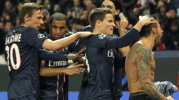Paris St Germain&#039;s Ezequiel Lavezzi (R) celebrates with team mates after scoring the first goal for the team during their Champions League soccer match against Valencia at the Parc des Princes stadium in Paris, March 6, 2013. REUTERS/Jean-Paul Pelissier (FRANCE - Tags: SPORT SOCCER)