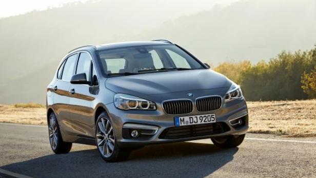 Ein grauer BMW 2er Active Tourer steht auf einer Landstraße.