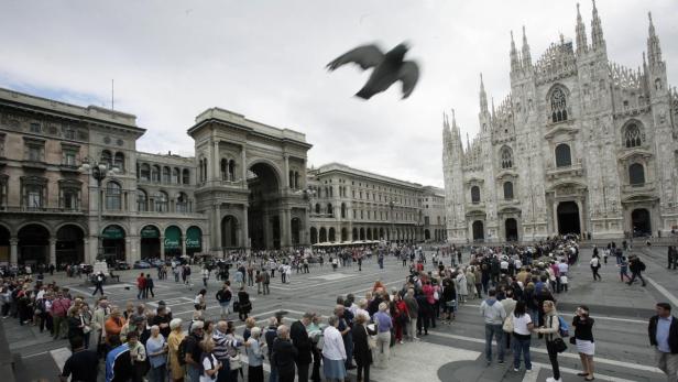 Der Mailänder Dom, eines der berühmtesten Bauwerke Italiens, ist flächenmäßig die drittgrößte Kirche der Welt. Der fünfschiffige Dom ist 157 Meter lang und 109 Meter breit.