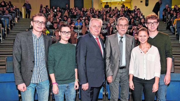 Erstes Hofburg-Duell: Hundstorfer und Van der Bellen stellten sich gemeinsam Fragen der Schüler des Linzer Adalbert-Stifter-Privatgymnasiums