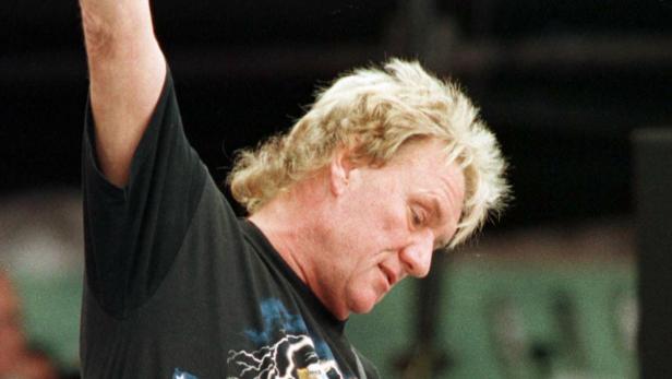 File photo of British blues guitarist Alvin Lee of British blues guitarist Alvin Lee of Ten Years After performs during a music festival in Bethel in this August 14, 1998 file photo. Lee, who was best known for his performance with rock band Ten Years After at Woodstock in 1969, died on March 6, 2013 at age 68, his family said. REUTERS/Joe Traver/Files (UNITED STATES - Tags: OBITUARY ENTERTAINMENT)
