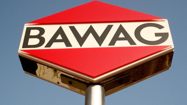 Das Logo der BAWAG Bank vor blauem Himmel.