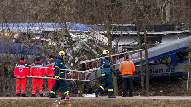 Nach dem schweren Zugsunglück gingen am Freitag in Bad Aibling die Bergungsarbeiten der beiden Zugwracks weiter, im Zuge dessen die gesuchte dritte Blackbox gefunden wurde.