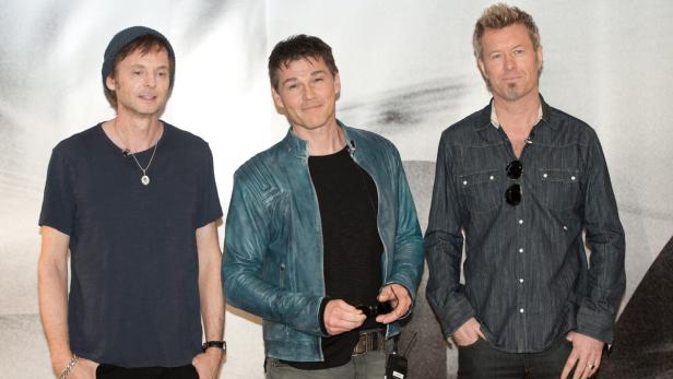 Die Band a-ha posiert für ein Gruppenfoto.