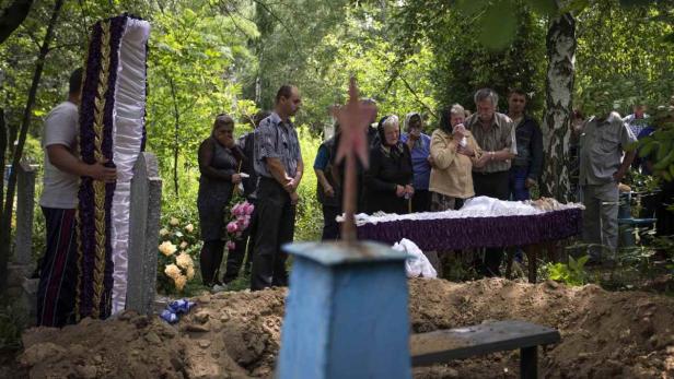 Begräbnis für einen im Granatenbeschuss getöteten Ostukrainer