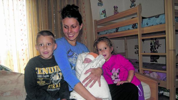 „Wir haben überlebt“: Ruzica Ilincic mit Hochwasser-Baby Marco und seinen Geschwistern.