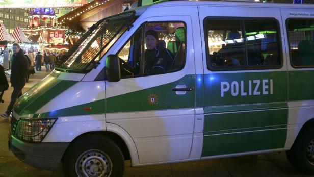 Ein Polizeiwagen steht vor dem Weihnachtsmarkt am Alexanderplatz in Berlin.