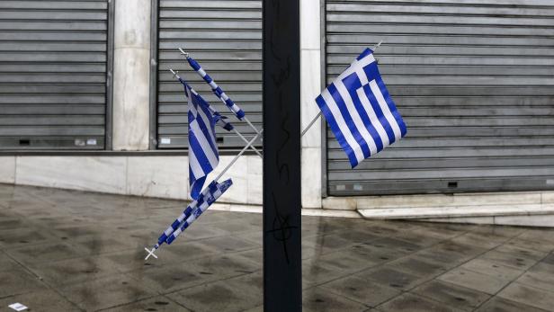 Mehrere griechische Flaggen sind an einem Mast befestigt.