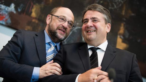 Martin Schulz und Sigmar Gabriel stehen zusammen vor einem abstrakten Gemälde.