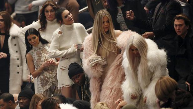 Der ganze Clan in Balmain-Outfits