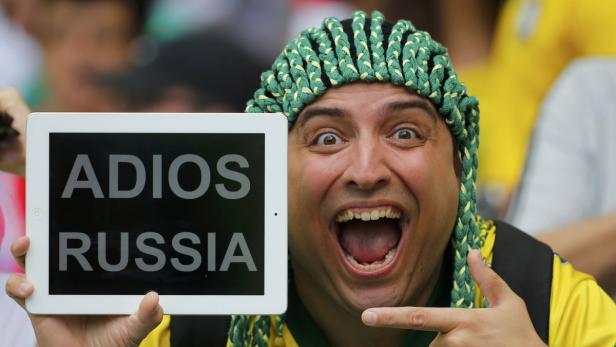 Ein Fan gibt der Nationalmannschaft von Algerien die Marschroute vor. Gegen Russland geht es am Donnerstag um den Aufstieg ins Achtelfinale.