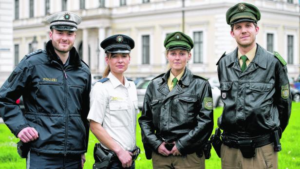 Statt dem altmodischen Grün tragen Bayerns Polizisten ab 2016 das österreichische Blau. Die Uniformen sollen aber unterscheidbar bleiben.