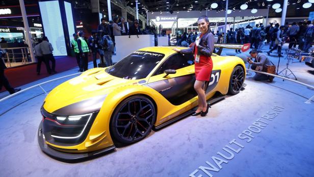 Expo in Indien: Ein Model posiert neben dem Modell &quot;Sport R.S. 01&quot; von Renault.