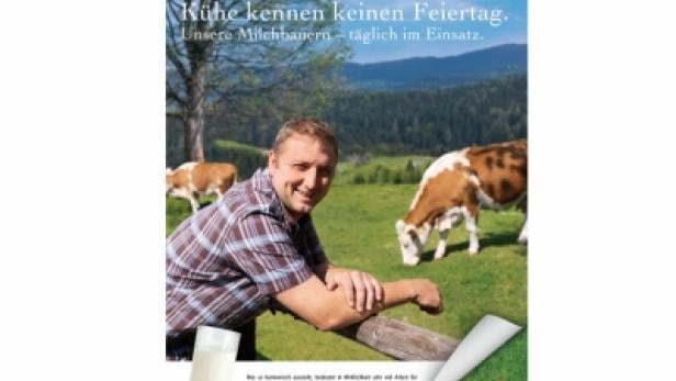 Ein lächelnder Milchbauer lehnt an einem Zaun, während Kühe auf der Weide grasen.