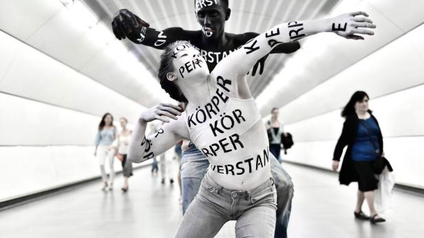 Teaser-Fotos von einer Performance in der U2/u4-Station Schottenring