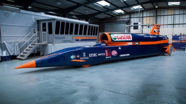 Das Überschallauto Bloodhound SSC steht neben einem Kontrollzentrum.