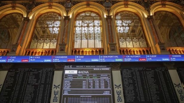 Blick in die Madrider Börse mit Anzeigetafeln und kunstvollen Fenstern.