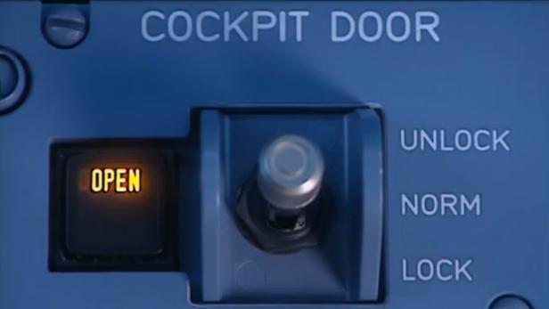 Das Bedienfeld für die Cockpittür eines Flugzeugs zeigt die Option „Öffnen“.
