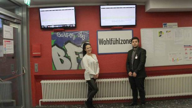 Matea Burić und Muhammed Ates heißen die Gäste in der "Wohlfühlzone" willkommen.