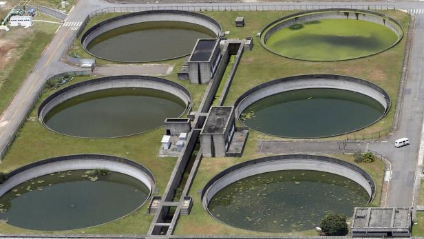 Luftaufnahme einer Kläranlage mit mehreren runden Becken.