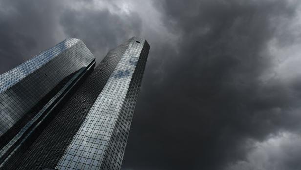 Dunkle Wolken über der Zentrale der Deutschen Bank in Frankfurt am Main
