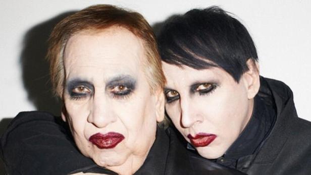 Marilyn Manson zeigt sich für ein Fotoshooting des Paper Magazins erstmals mit seinem Vater - der sich genauso geschminkt hat wie der Schockrocker. Hugh Warner alias Manson erkärt im Interview, dass es gar nicht so ungwöhnlich war, seinen Vater mit Make-up zu sehen: