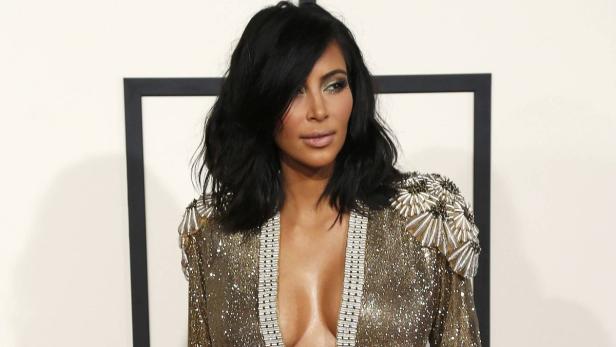 Kim Kardashian trägt ihre Haare seit einigen Wochen etwas kürzer - jetzt gibt es Long Bob statt Wallemähne. Ihr Beauty-Gehmeinis für schönes Haar: Einfach nicht zu oft waschen, wie das Reality-Sternchen der Webseite intothegloss.com erzählt.