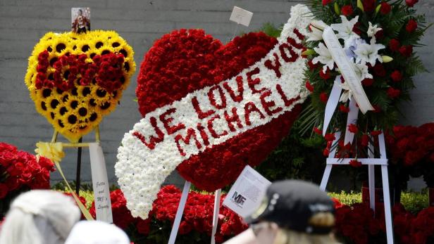 Die Fans stellten Fotos von der roten Blumenpracht ins Netz. Sie legten auch Briefe, handgemalte Karten, Ballons und andere Gedenken ab. &quot;Fünf Jahre ohne dich, wir lieben dich noch mehr Michael Jackson&quot;, stand auf einem herzförmigen Poster.