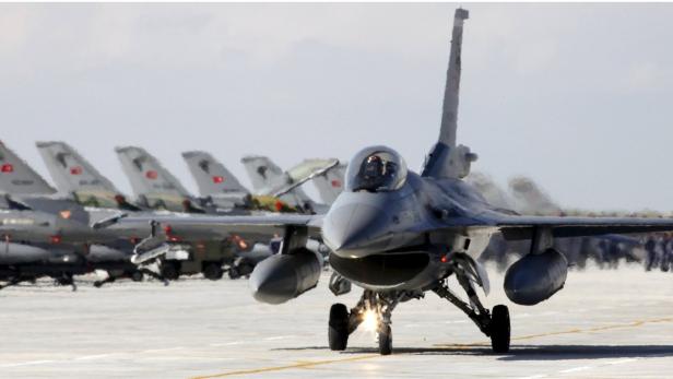 Ein F-16 Kampfjet der türkischen Luftwaffe rollt auf einer Startbahn.