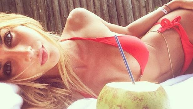 Ann-Kathrin Brömmel Mario Götzes Freundin Ann-Kathrin Brömmel zeigt sich auch auf Instagram gerne im Bikini.