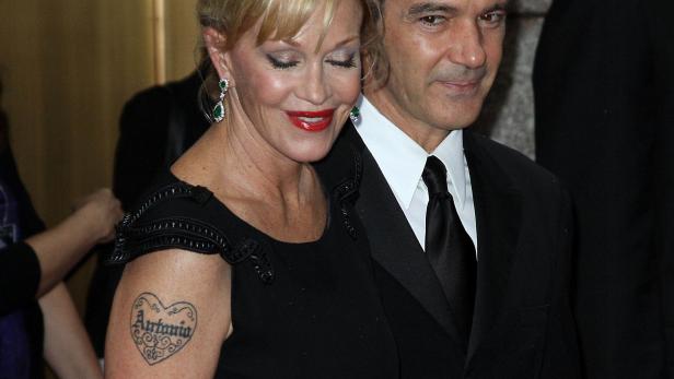 05064172_ppsvie.jpg Weglasern oder überschminken? Egal, Hauptsache weg. Melanie Griffith will ihr Liebestattoo mit dem Schriftzug "Antonio" nicht mehr.