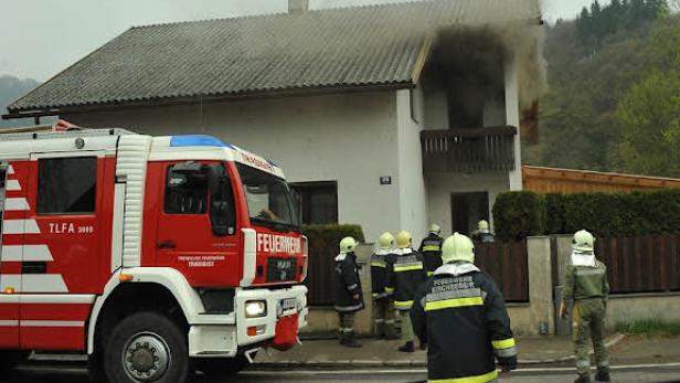 Zigarette löste Brand aus: Dachgeschoß stand in Flammen
