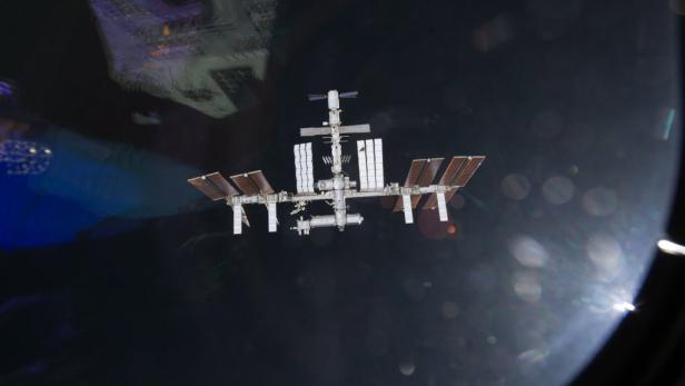 Die Internationale Raumstation (ISS) vor dem Hintergrund der Erde.