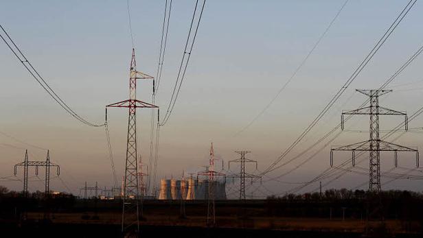 Hochspannungsmasten leiten Strom von einem Kraftwerk ab.