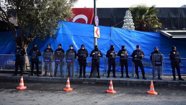 Türkische Polizisten sichern die Straßen nahe des Nachtclubs.