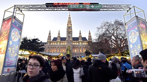 Zahlreiche Wiener und Touristen feierten den Jahreswechsel am Silvesterpfad.