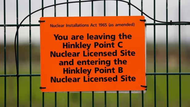 Ein Schild am Zaun weist auf den Übergang von Hinkley Point C zu Hinkley Point B hin.