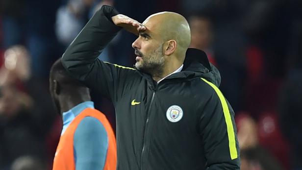 Pep Guardiola, Trainer von Manchester City, schaut auf das Spielfeld.