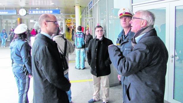 Vizebürgermeister Detlef Wimmer und Sicherheitslandesrat Elmar Podgorschek informierten sich über die Situation am Bahnhof