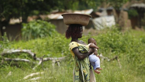 Das Tragen von Wasser und Brennholz ist in Afrika Frauenarbeit.