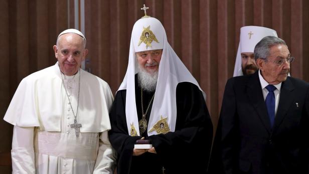 v.l.n.r.: Papst Franziskus, Patriarch Kyrill, Kubas Präsident Raul Castro.