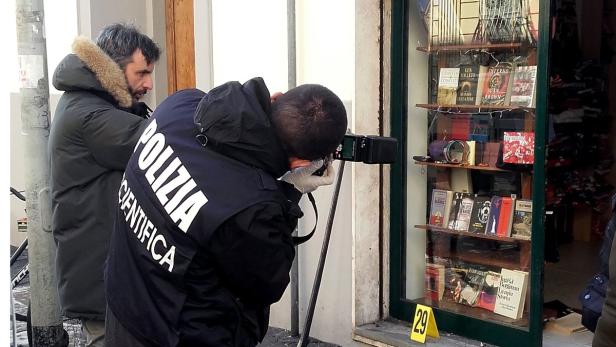 Polizisten untersuchen den Tatort.