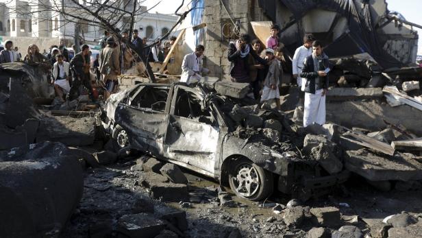 Folgen der nächtlichen Bombardements durch Kampfjets der von Riad geschmiedeten Allianz: Im Bild eine Wohngegend am Rande der jemenitischen Hauptstadt Sanaa.