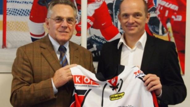 Zwei Männer halten ein österreichisches Eishockeytrikot in die Kamera.